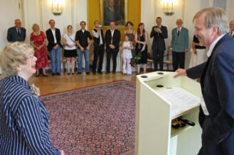 Staatssekretr Hubert Wicker (rechts) hlt im Runden Saal der Villa Reitzenstein die Laudatio fr Felicia-Amalia Langer (links).