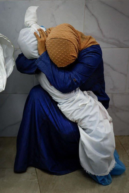 Chan Junis: Die Palstinenserin Inas Abu Maamar umarmt die Leiche ihrer 5-jhrigen Nichte Saly.