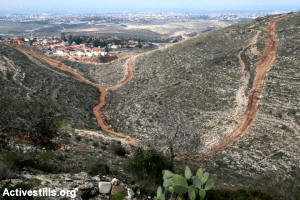 Israeli authorities construct a new fence around the Israeli settlement of Avnei Hefetz, near Tulkarem, West Bank, January 31, 2017. (Ahmad al-Bazz/Activestills.org)