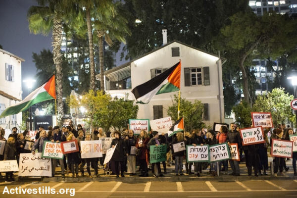 Israelische Aktivisten marschieren whrend einer Protestaktion vor dem Hauptquartier der israelischen Armee in Tel Aviv-Stadt in Solidaritt mit dem Rckkehrmarsch des Gazastreifens und gegen die israelische Blockade am 30. Mrz 2019. Israel (Keren Manor / Activestills.org)
