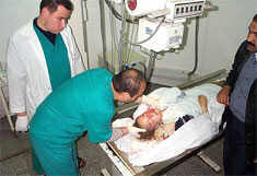   Rachel im Najjar-Hospital in Rafah, Okkupiertes Gaza. Die israelische Tageszeitung 'Ha'aretz' berichtet,
		  laut Dr. Ali Mussa, Arzt des Hospitals, war Rachel Corries Tod Folge 