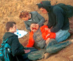 
		  Man sieht, wie Rachel Corrie, t�dlich verletzt durch den israelischen Bulldozer,
		  am Boden liegt. Rafah, Okkupiertes Gaza, am 16. M�rz 2003 (Foto: ISM)